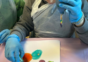 Chłopiec tworzy obrazek