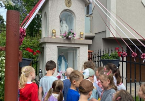 Dzieci oglądają kapliczkę