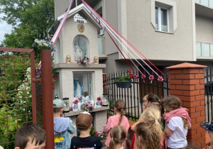 Dzieci oglądają kapliczkę
