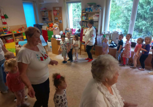 Zabawa integracyjna dzieci i seniorów.