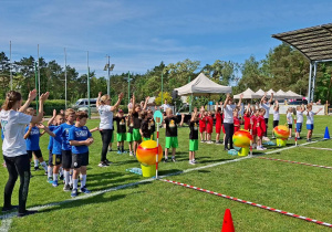 Śpiewanie piosenki rozpoczynająca olimpiadę.
