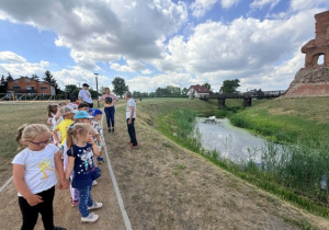 Oglądanie ruin zamku.