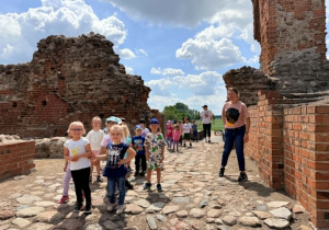 Oglądanie ruin zamku.