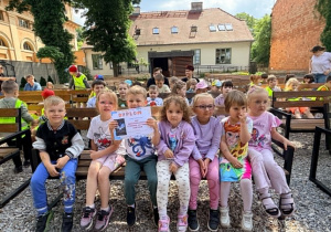 Dzieci słuchają opowiadania.