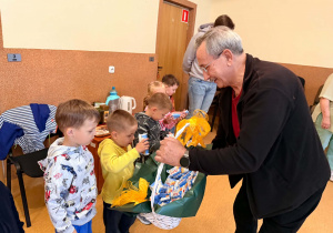 Pan częstuje słodyczami.