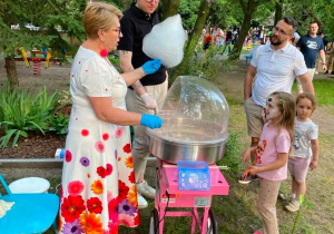 Stoisko z watą cukrową.
