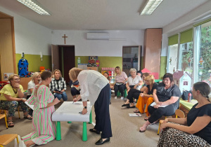 Kadra uczestniczy w szkoleniu z Nowej Podstawy Programowej.