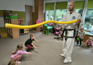 przedszkolaki ćwiczą taekwondo