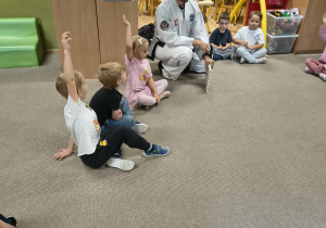 przedszkolaki ćwiczą taekwondo