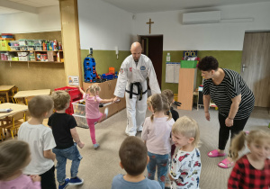 przedszkolaki ćwiczą taekwondo