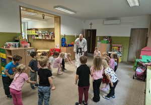 przedszkolaki ćwiczą taekwondo