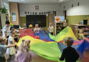 zabawy z chustą animacyjną