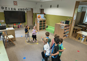 zabawy ruchowe ze wskazywaniem kolorów