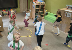 zabawy ruchowe ze wskazywaniem kolorów
