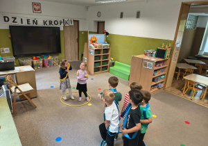 Dzieci dopasowują kropki kolorami.