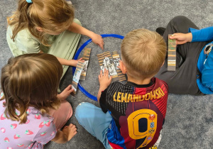Dzieci układają puzzle.
