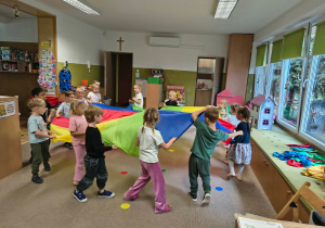 Taniec z chusta animacyjną.