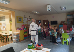 Zajęcia z trenerem teakwondo.