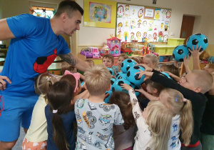 Zajęcia sportowe z piłkami.