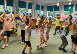 Zajęcia sportowe z piłkami.