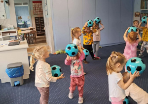 Zajęcia sportowe z piłkami.