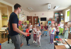 Zajęcia taneczne w grupie starszaków.