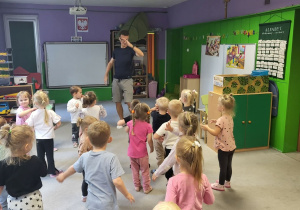 Zajęcia taneczne w grupie młodszej.