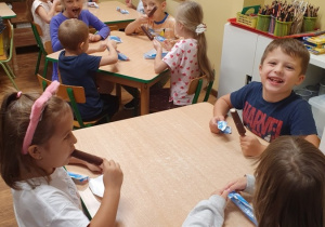 Dzieci jedzą lody.