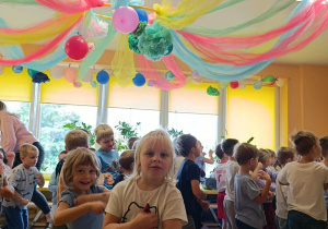 Dzieci naśladują ruchy i gesty przy piosence.