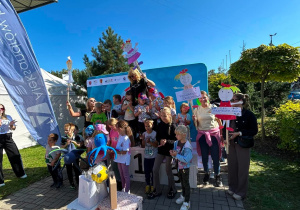 Zdjęcie grupowe - dzieci z nauczycielami.