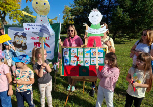 Dzieci prezentują tablice z hasłami dotyczącymi praw dziecka.