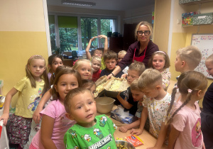 Zajęcia kulinarne- dzieci z nauczycielem.