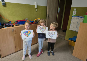 dzieci prezentują gotowe prace plastyczne