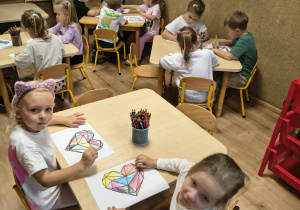 dzieci kolorują karty pracy