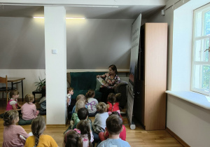 pani bibliotekarka czyta dzieciom