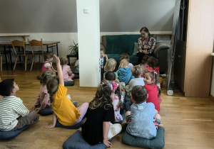 pani bibliotekarka czyta dzieciom