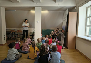 pani bibliotekarka czyta dzieciom