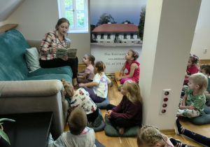 pani bibliotekarka czyta dzieciom