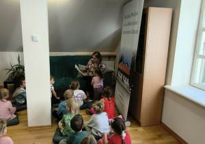 pani bibliotekarka czyta dzieciom