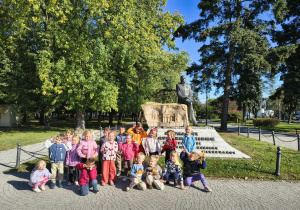 przedzszkolaki podziwiają pomniki ważnych osobistości