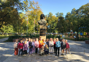 przedzszkolaki podziwiają pomniki ważnych osobistości