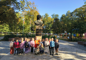 przedzszkolaki podziwiają pomniki ważnych osobistości