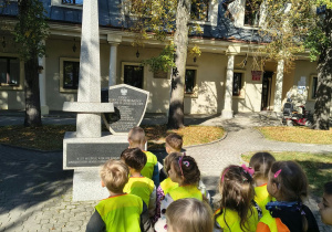 przedzszkolaki podziwiają pomniki ważnych osobistości