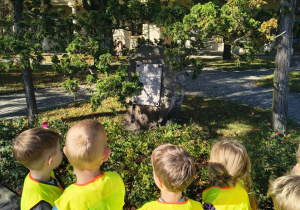 przedzszkolaki podziwiają pomniki ważnych osobistości