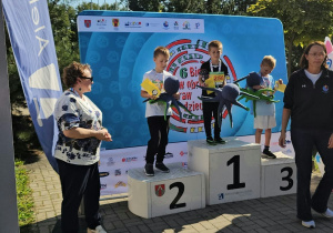 Zdjęcie wspólne - dzieci na podium.