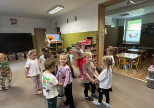 Zabawa w parach - dzieci mówią sobie na wzajem miłe słowa.
