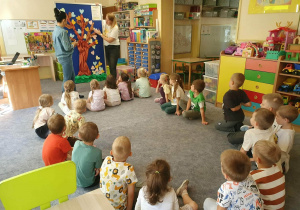 Dzieci tworzą drzewo życzliwości.