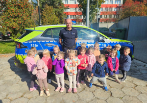 Zdjęcie grupowe - dzieci z policjantem.