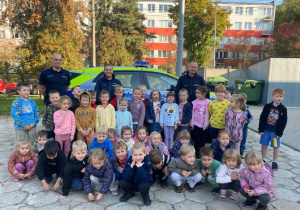 Zdjęcie grupowe- dzieci z policjantem.