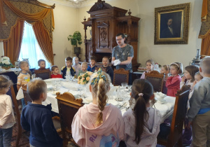 Dzieci oglądają wystawę w muzeum.